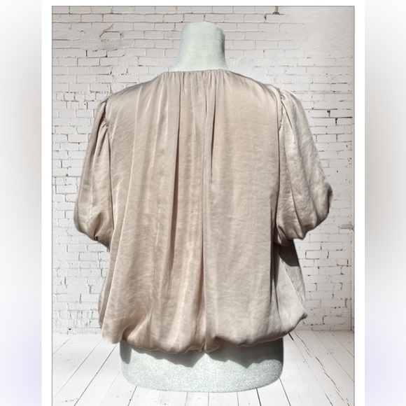NWT ASTR The Label Bubble Hem Short Sleeve Top In Champagne Size: Small - Picture 5 of 11